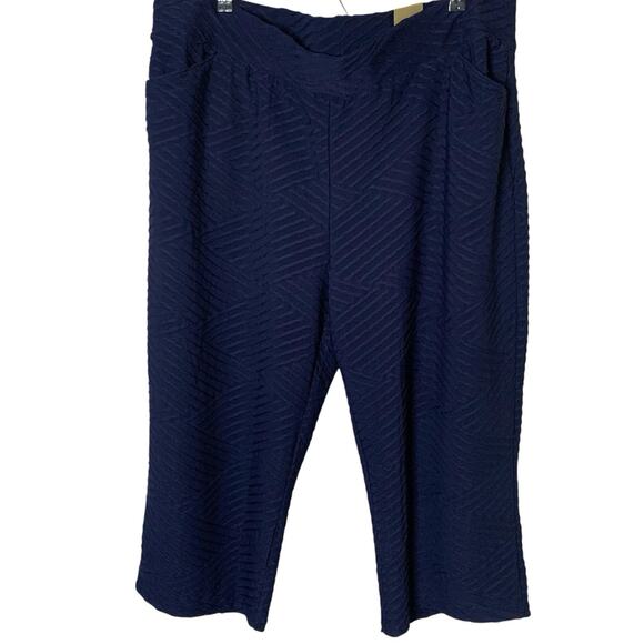 Chico's Pants NWT Sz 4 (20) Weekend Diamond Texture Capris Navy Stretch Pull-On - Picture 2 of 8